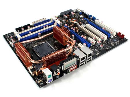 ASUS Striker Extreme s nForce 680i - převzato z http://www.vtr-hardware.com/media/images/news/1/8975.jpg